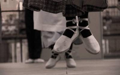 Talaimendi helduen dantza taldeak martxan du plazako dantza ikastaroa