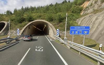 Eskoriatzan izandako istripu baten ondorioz Isuskitzako tunela itxita dago Gasteizerako noranzkoan