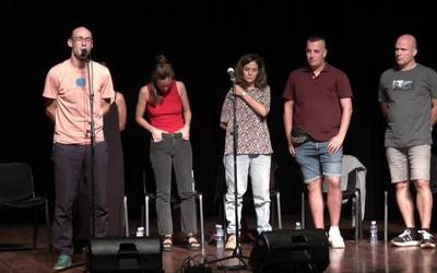 Bertsozaleek harrera beroa egin diote Santa Ana antzokiari