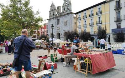 Antzinako objektuz eta bildumazalez bete da Foru plaza