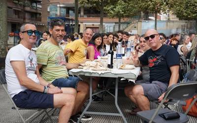 Ehunka lagun bildu ditu Latiorroko jaietako auzo bazkariak