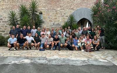 Familia argazkia aterata borobildu du Erniarraitzek 25. urteurrena