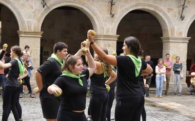 Bertako ekoizleen sagardoa dastatzeko aukera izan da Aramaion