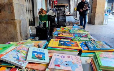 Berreskuratutako liburuen eta diskoen azoka egingo dute gaur