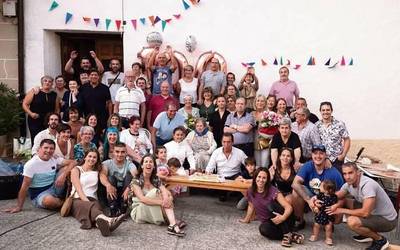 Ehun urte bete dutenei aitortza egin diete