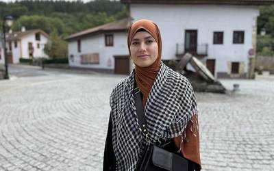 Siham Ayady: "Gizakiak gara, berdinak, eta mundua partekatzen ari gara"