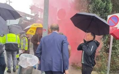 Langileen txistu artean sartu dira Garnicako zuzendaritzako kideak eta abokatuak Maderas de Llodion