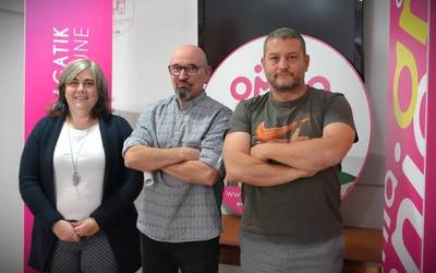 Omniak salatu du Laudioko Udaleko gobernuko alderdiek ez dutela legea betetzen langileen kontratazioan, "euren interesen arabera" jardutea egotzita