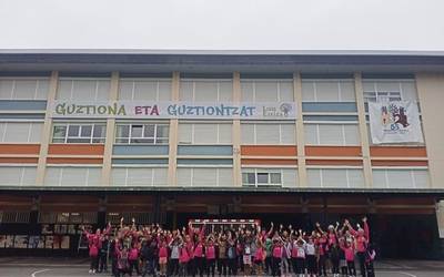 Ikasturte hasierako irteera eginda, eta pankarta eraikinean jarrita