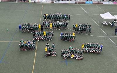 Harro eta dotore zelairatu ziren Sora futbol taldearen 2025-2026ko jokalariak eta entrenatzaileak