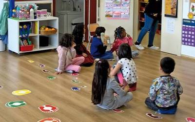 Orletako argazkiei begira