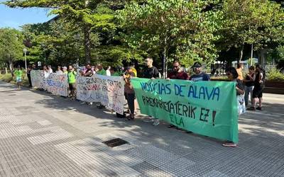 Zuria beltzaren gainetik