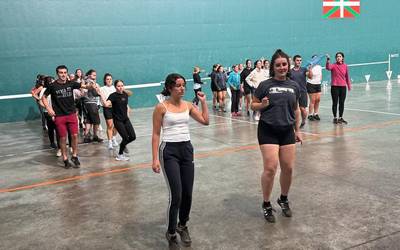 Beinke Loramendi dantza, Troxka taldeak erakutsita