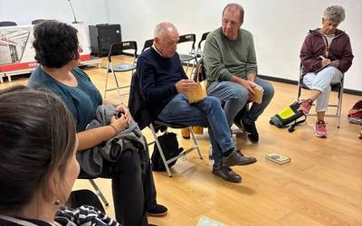 Irakurle taldeak Lertxundirekin aletu du 'Hamaseigarrenean, aidanez'