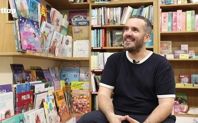 Hasier Larretxea: "Liburu berrian itzal eta argi artean joan naiz aitzineko Hasierrekin solasean"