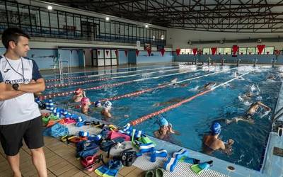 Lehiaketetarako prestatzen, baina igerian ondo pasatuz