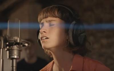 Idoia Asurmendi, Desgaraian taldeak bertsionatutako 'Wafa' abestian kantuan