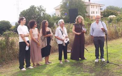 "Omenaldian herriko jende asko zegoen"