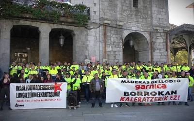 Herritarren eta ikasle mugimenduaren babesa jaso dute Maderas de Llodio enpresako grebalariek
