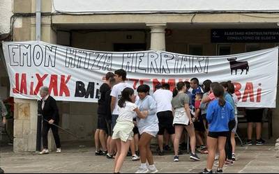 Jaietan sokamuturra egon dadin sinadurak batzen jarraituko dute