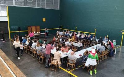 Bingo umoretsua Apatan Nagusien Eguna ospatzeko