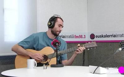 Julen Azkona (Neu Troia): "Gure musikaren atmosfera iradokitzailea zuzenekoetara eramaten saiatzen gara"