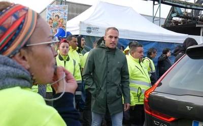 Txistu, petardo eta bengala artean sartu dira Garnicako zuzendaritzako kide eta abokatuak 39 kaleratzeak negoziatzeko bilerara