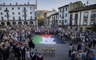 Palestinaren aurkako genozidioa salatzeko jendetza batu da Aretxabaletan