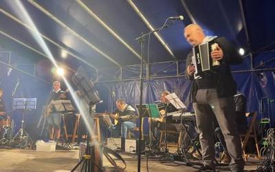 Kantuan eta dantzan, biak egin zituzten atzo gauean Aretxabaletan