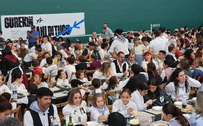 Bazkari herrikoiarekin elkartasuna adierazi diete Palestinari eta euskal presoei