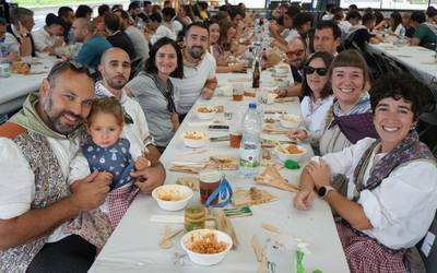 Euskal Jaiak Aldai plaza hartu du asteburuan eta gaur '10.000 kilometro baietz' ekimenaren txanda izango da