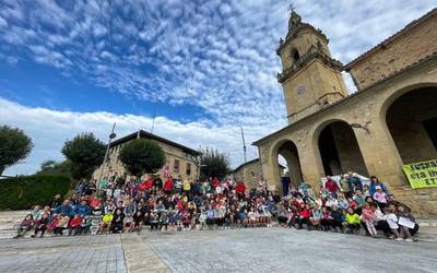 [ARGAZKI GALERIA]: Jendetza batu da Iurretako mendi martxan