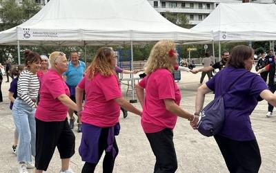 Moto irteerarekin hasi, eta dantzaldiarekin amaitu dute Mara San Joseren aldeko eguna