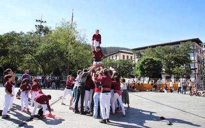 Batu da jendea 'Casteller'-a nola egiten den ikusteko