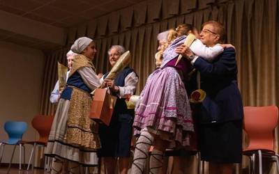 Agur jendetsu eta hunkigarria eskaini diete La Milagrosa ikastetxeko mojei