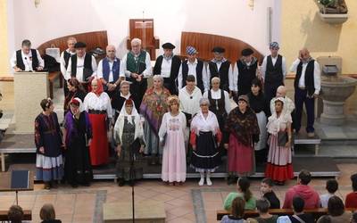 Zarzuela doinuekin bete du parrokia Aretxabaleta Abesbatzak