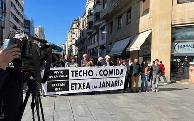 Adingabeak dituzten sei familia "kalean bizirauten" ari direla salatu dute zenbait kolektibok