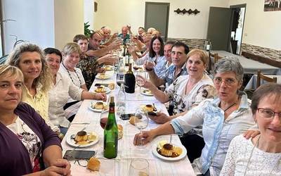 1960 eta 1963 urteen artean jaiotako Basaburu Ttikikoek kinto bazkaria egin dute