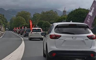 Auto karabana egin dute egoitzetako hitzarmenaren negoziazioei berrekiteko eskatzeko