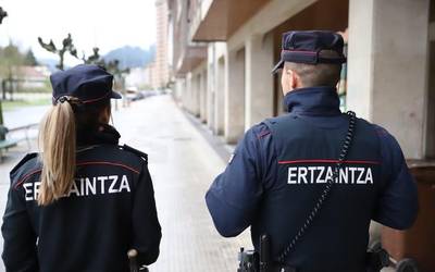 Ertzaintzak hiru pertsona atxilotu ditu Arrasaten etxean indarrez sartzea leporatuta