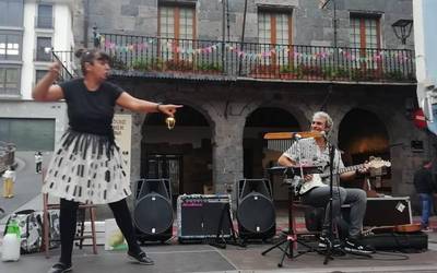 Eta ipuinak atera ziren Soraluzeko plazan