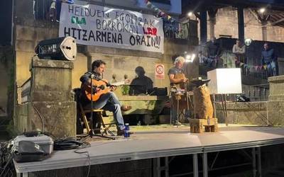 "Momentu magikoa" partekatu zuten musika eta eskultura bat eginik