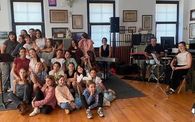 Madrilera joango dira Bergarako musika eta dantza eskolako abesbatzako kideak