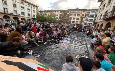 [ARGAZKI GALERIA] Gazara bidean den Global Sumud Flotillaren aldeko ekimena egin dute Zornotzan