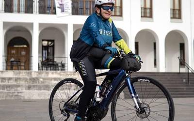 Aralarrera bizikletan, eta 76 urterekin