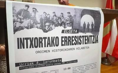 Intxortako frontearen 89. urteurrenean, antzeztutako bisita gidatua eta lore eskaintza zapatuan