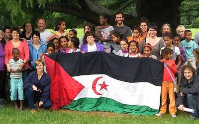 Saharaztan tonbola bat prestatzen ari da 'Oporrak Bakean' programa finantzatzeko