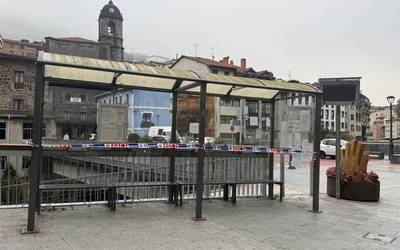 Gaur eta bihar geltokiak lekuz aldatuta eta zubia itxita