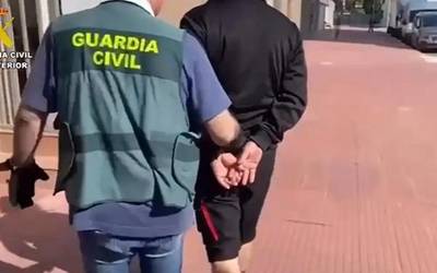 Haur pornografia ugari aurkitu diote Gasteizen atxilotutako gizon bati