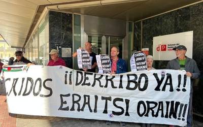 Iruñeko Udalak "bizkar" eman diela-eta Arartekora jo dute Erorien Monumentua eraisteko eskatzen ari diren elkarteek